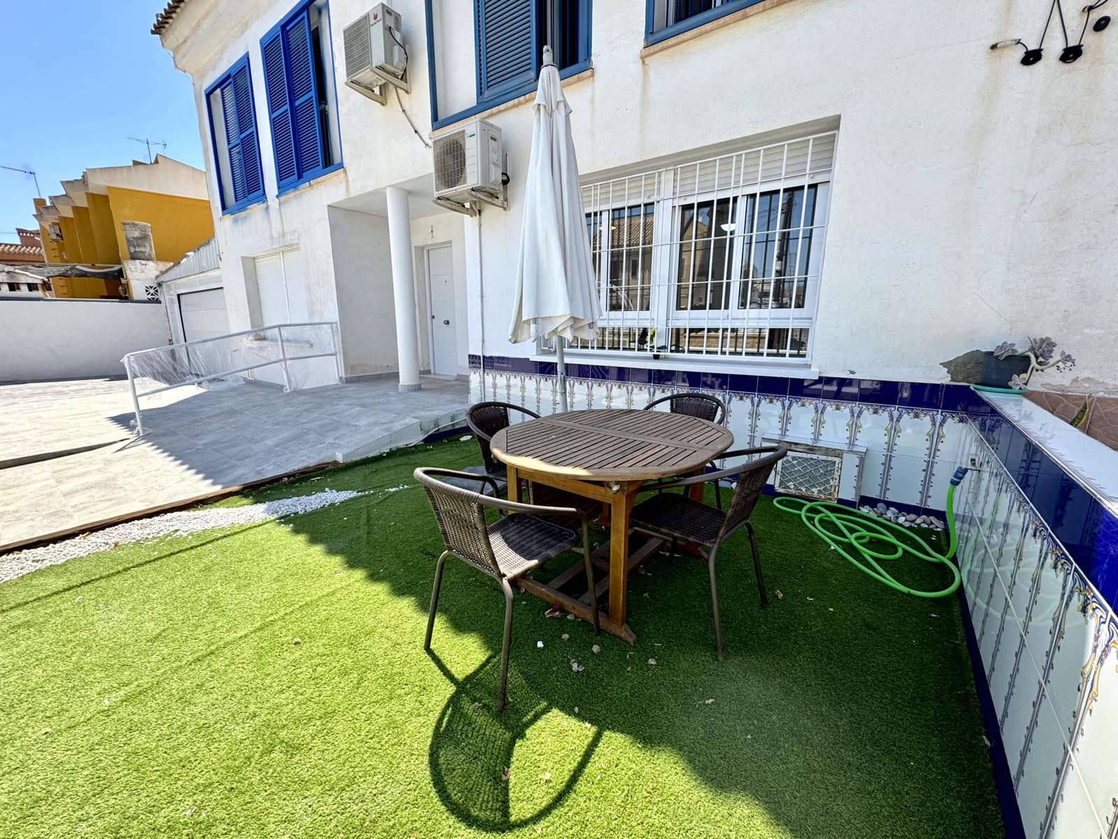 4 soverom Kjedet enebolig til salgs i Calabardina med svømmebasseng garasje - € 240 000 (Ref: 9107918)