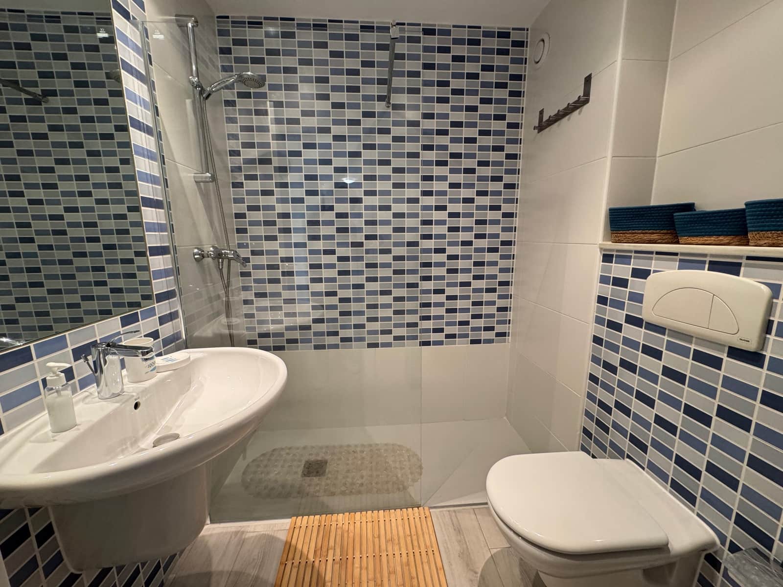 2 bedroom Beach Apartment for rent in El Pozo del Esparto with pool garage - € 850 (Ref: 9369178)