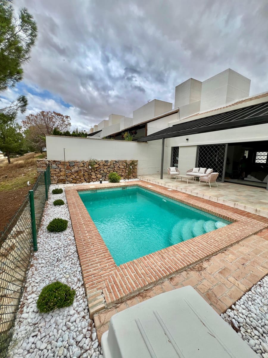 Villa for sale in La Peraleja Golf Resort with pool garage - € 298,000 (Ref: 9500713)