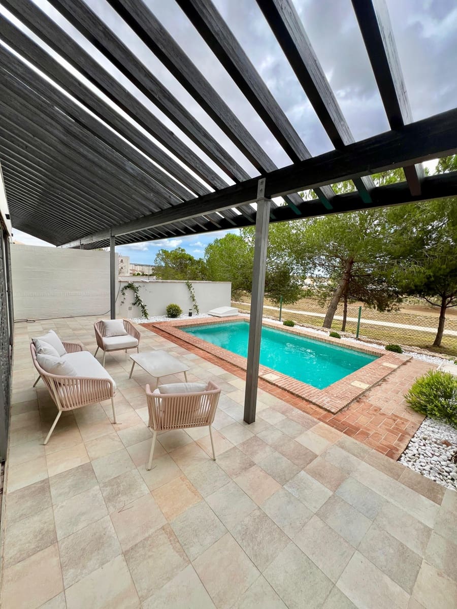 Villa for sale in La Peraleja Golf Resort with pool garage - € 298,000 (Ref: 9500713)