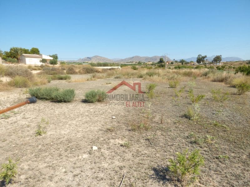 Grunde uden byggetilladelser til salg i Alicante by - € 34.000 (Ref: 8820847)
