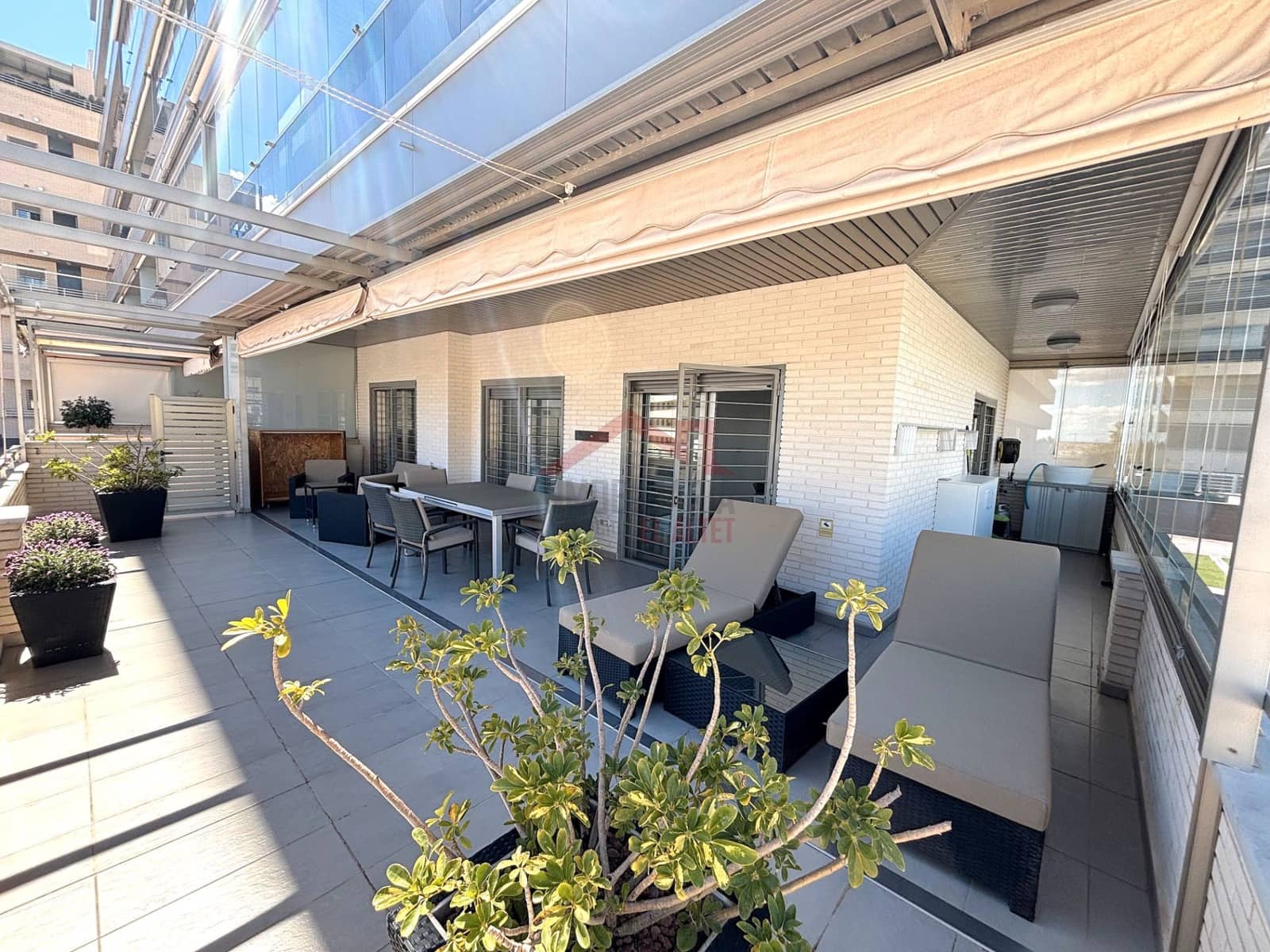 3 Zimmer Apartment zu vermieten in Elche / Elx mit Pool - 950 € (Ref: 8912101)