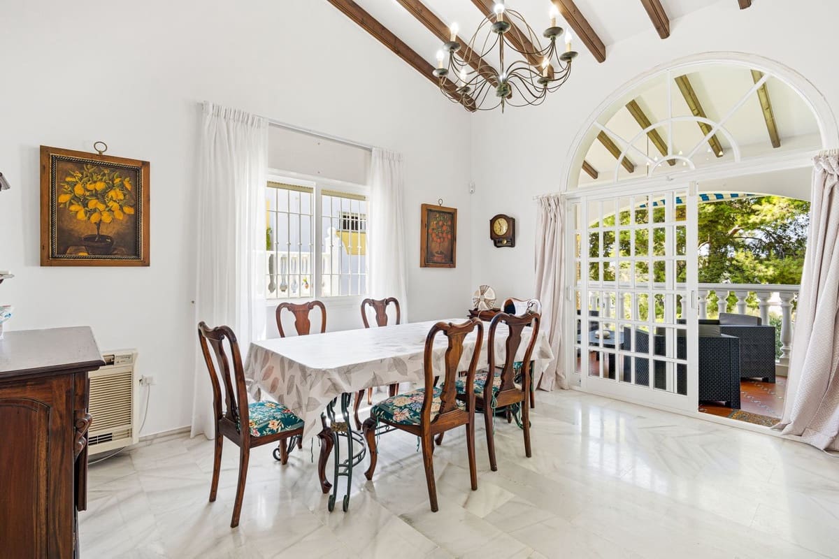 Chalet de 4 habitaciones en Calahonda en venta con piscina - 795.000 € (Ref: 10014808)