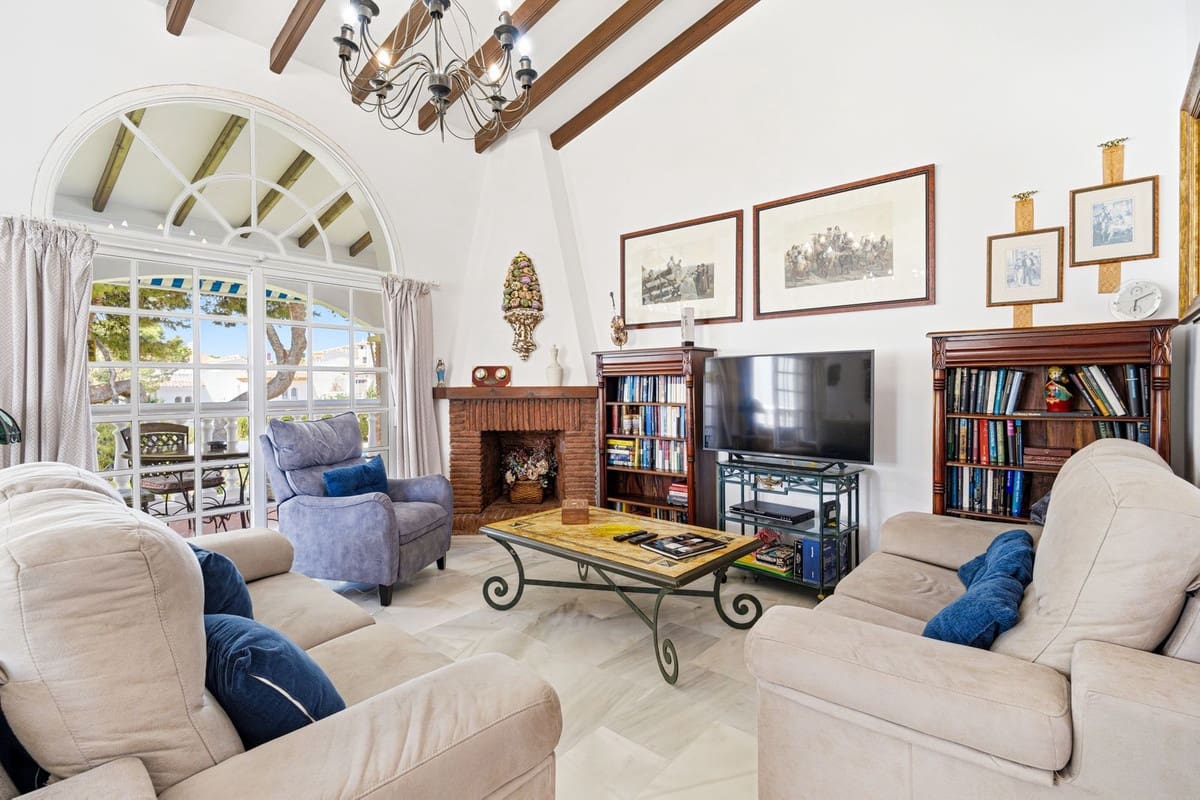 Chalet de 4 habitaciones en Calahonda en venta con piscina - 795.000 € (Ref: 10014808)