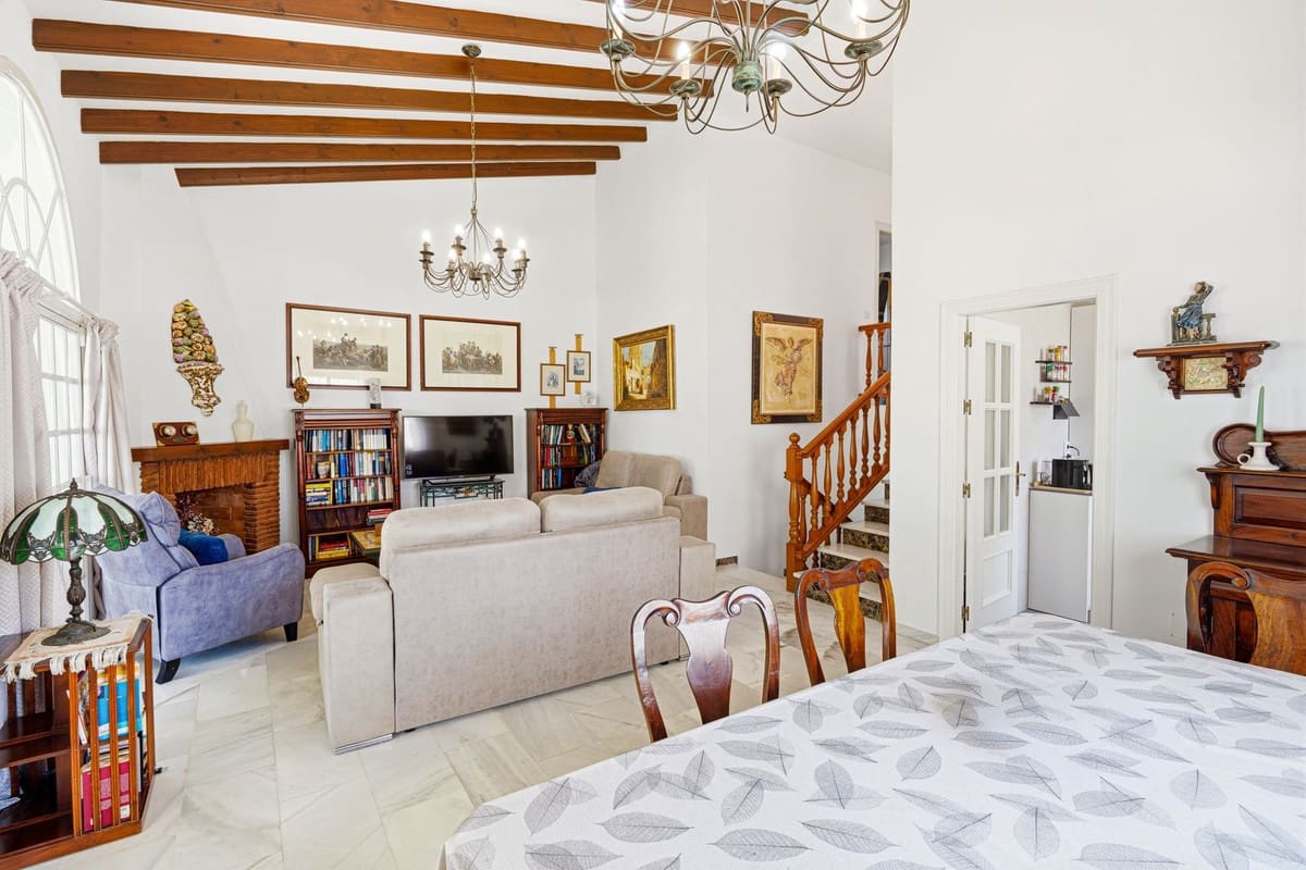 Chalet de 4 habitaciones en Calahonda en venta con piscina - 795.000 € (Ref: 10014808)