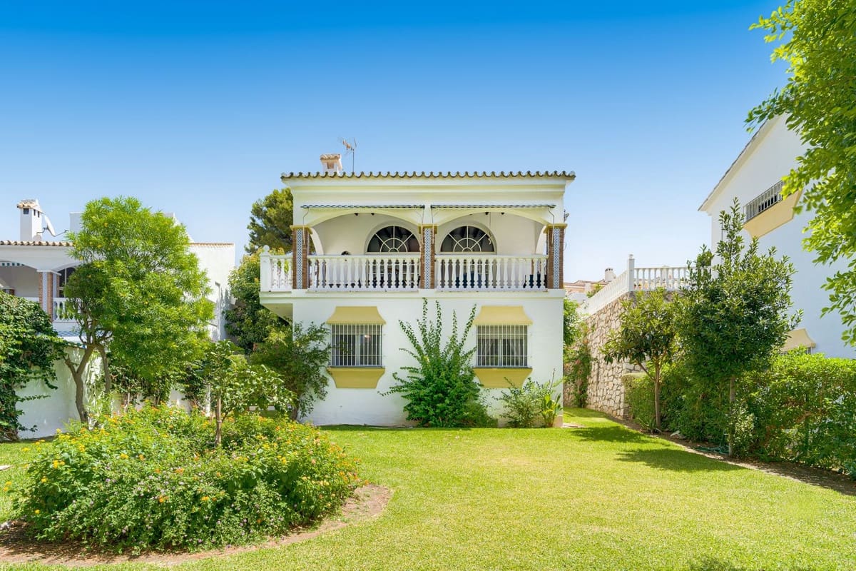 Chalet de 4 habitaciones en Calahonda en venta con piscina - 795.000 € (Ref: 10014808)