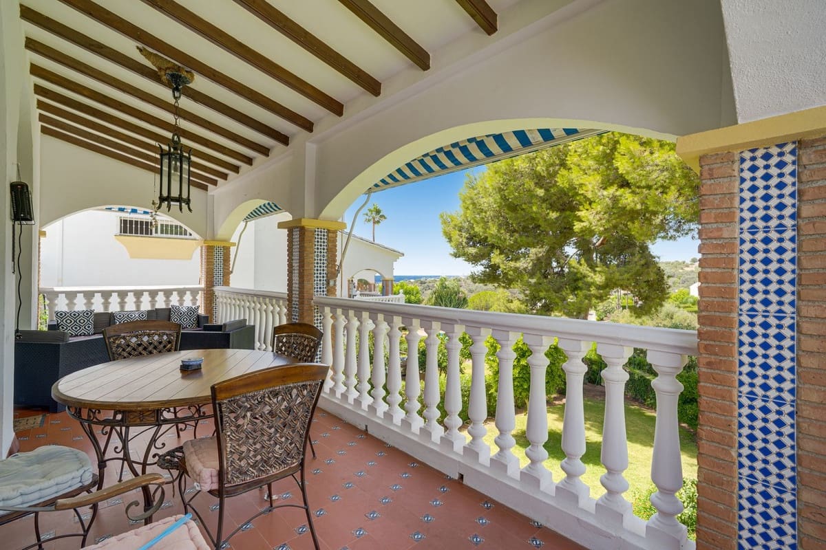 Chalet de 4 habitaciones en Calahonda en venta con piscina - 795.000 € (Ref: 10014808)