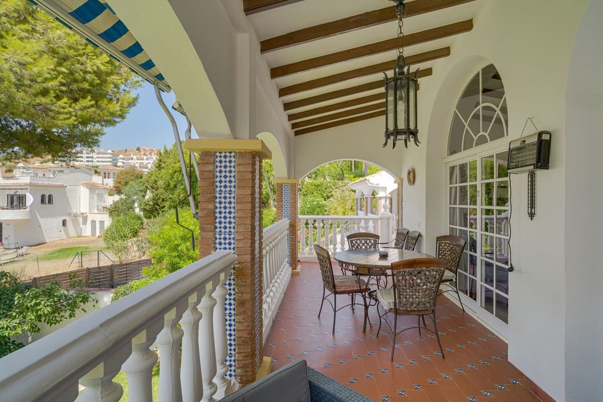 Chalet de 4 habitaciones en Calahonda en venta con piscina - 795.000 € (Ref: 10014808)