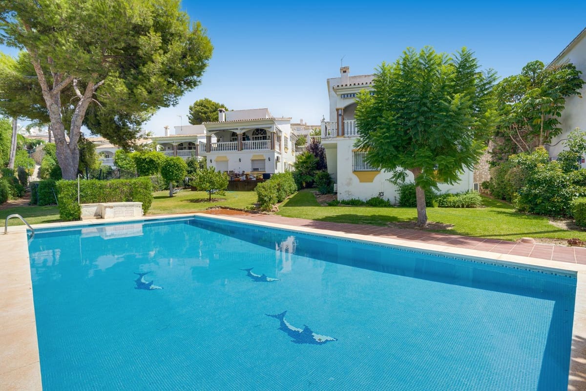 Chalet de 4 habitaciones en Calahonda en venta con piscina - 795.000 € (Ref: 10014808)