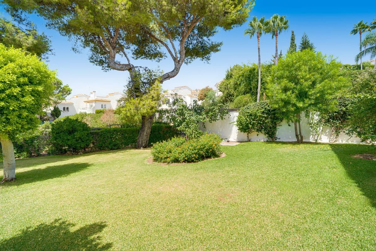 Chalet de 4 habitaciones en Calahonda en venta con piscina - 795.000 € (Ref: 10014808)