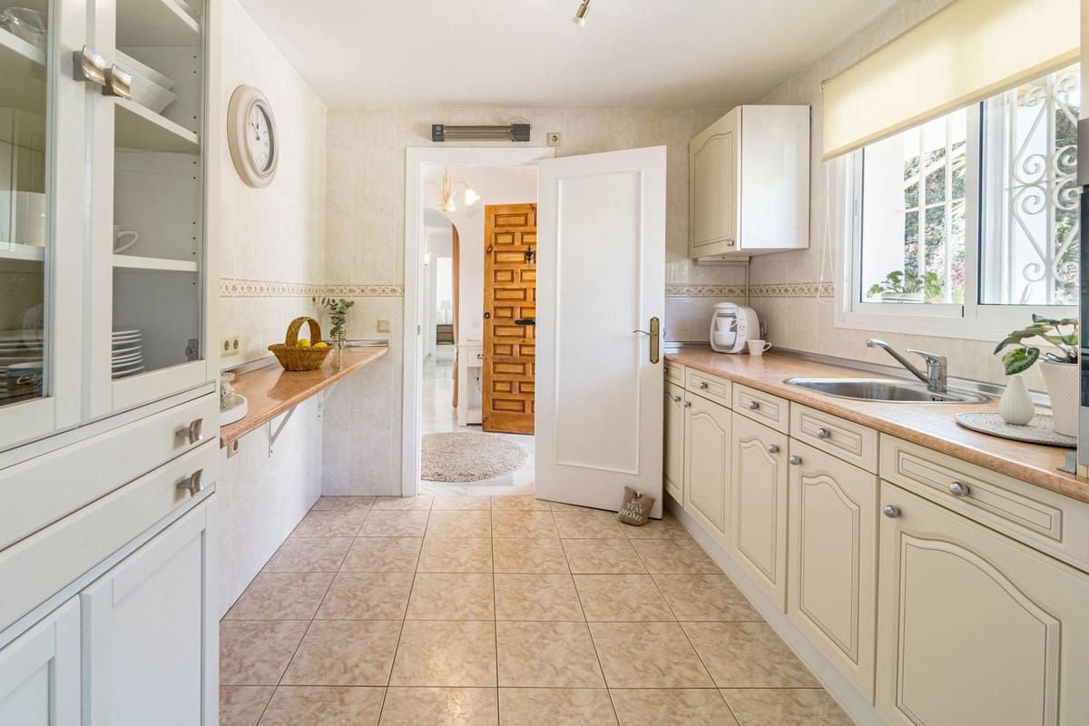 Chalet de 3 habitaciones en Calahonda en venta con piscina - 649.500 € (Ref: 10014809)