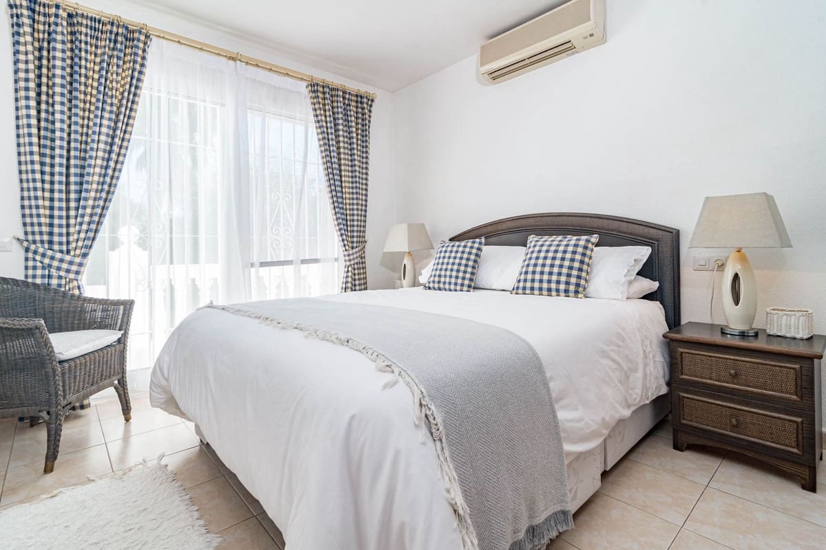 Chalet de 3 habitaciones en Calahonda en venta con piscina - 649.500 € (Ref: 10014809)