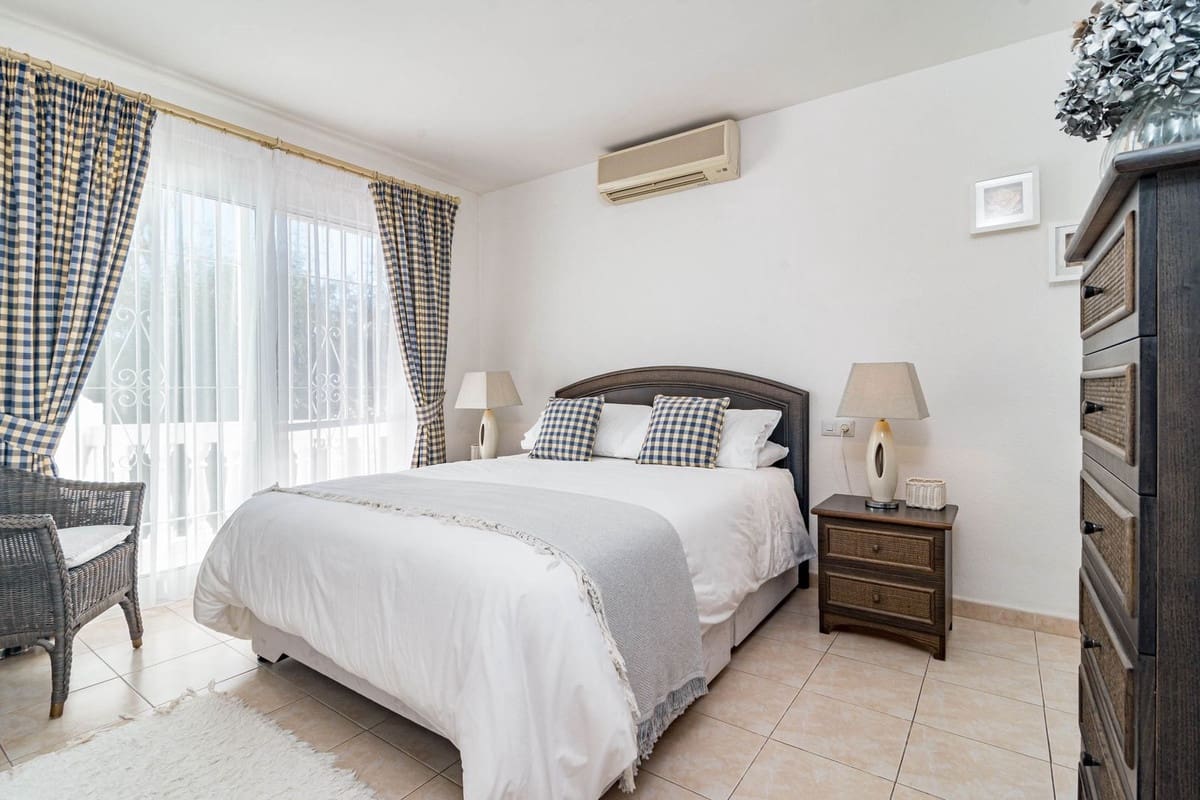 Chalet de 3 habitaciones en Calahonda en venta con piscina - 649.500 € (Ref: 10014809)