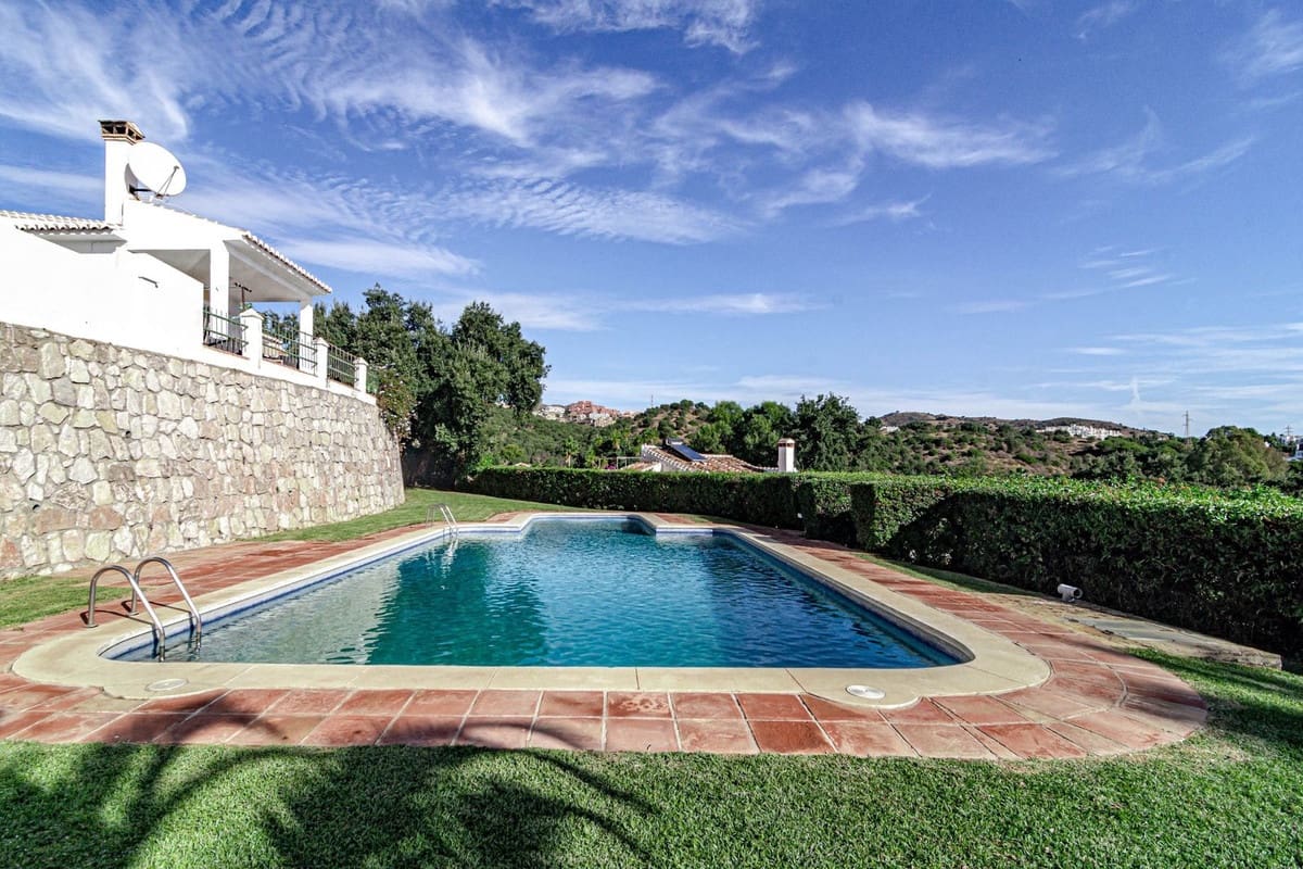 Chalet de 3 habitaciones en Calahonda en venta con piscina - 649.500 € (Ref: 10014809)