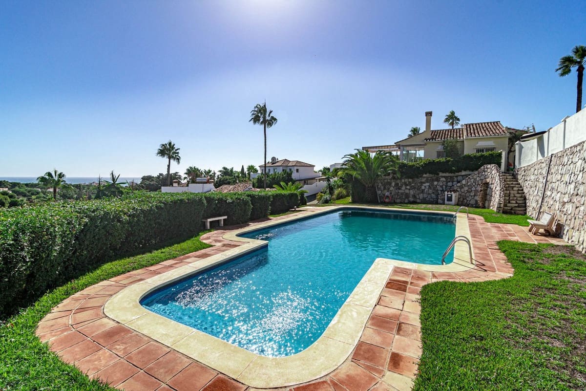 Chalet de 3 habitaciones en Calahonda en venta con piscina - 649.500 € (Ref: 10014809)