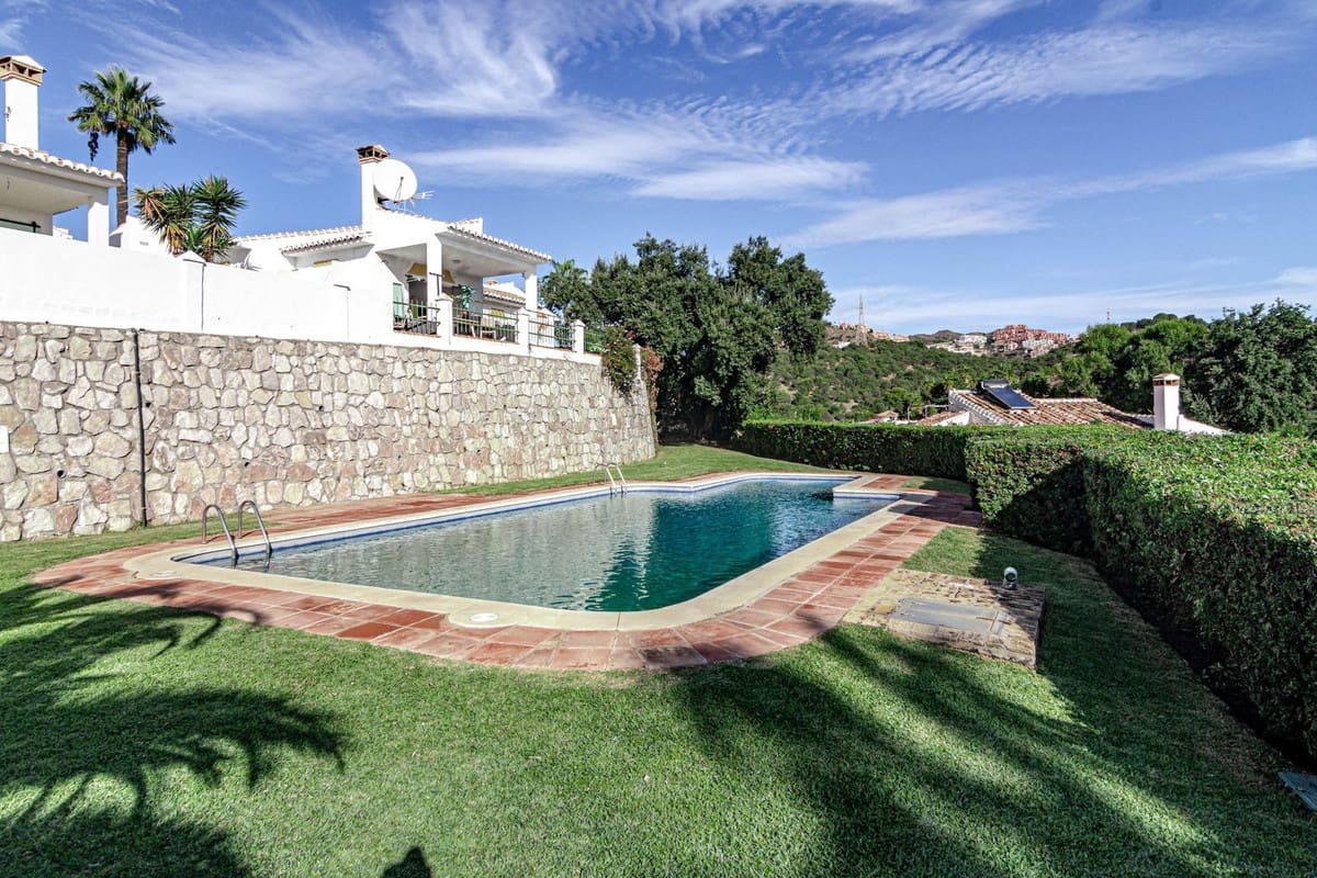 Chalet de 3 habitaciones en Calahonda en venta con piscina - 649.500 € (Ref: 10014809)