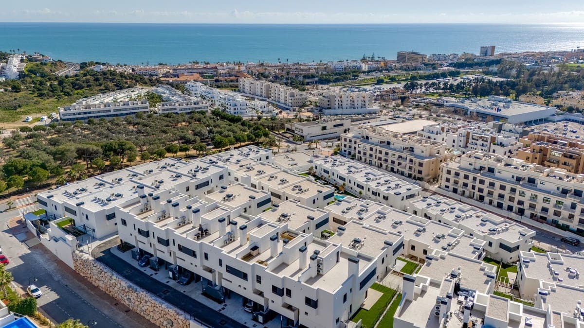 3 makuuhuone Omakotitalo myytävänä paikassa La Cala de Mijas mukana uima-altaan - 799 000 € (Ref: 10019754)