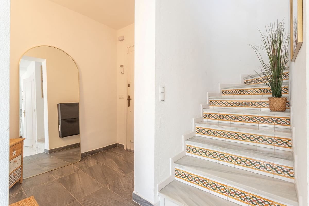 2 soveværelse Byhus til salg i Riviera del Sol med swimmingpool - € 599.950 (Ref: 10025037)