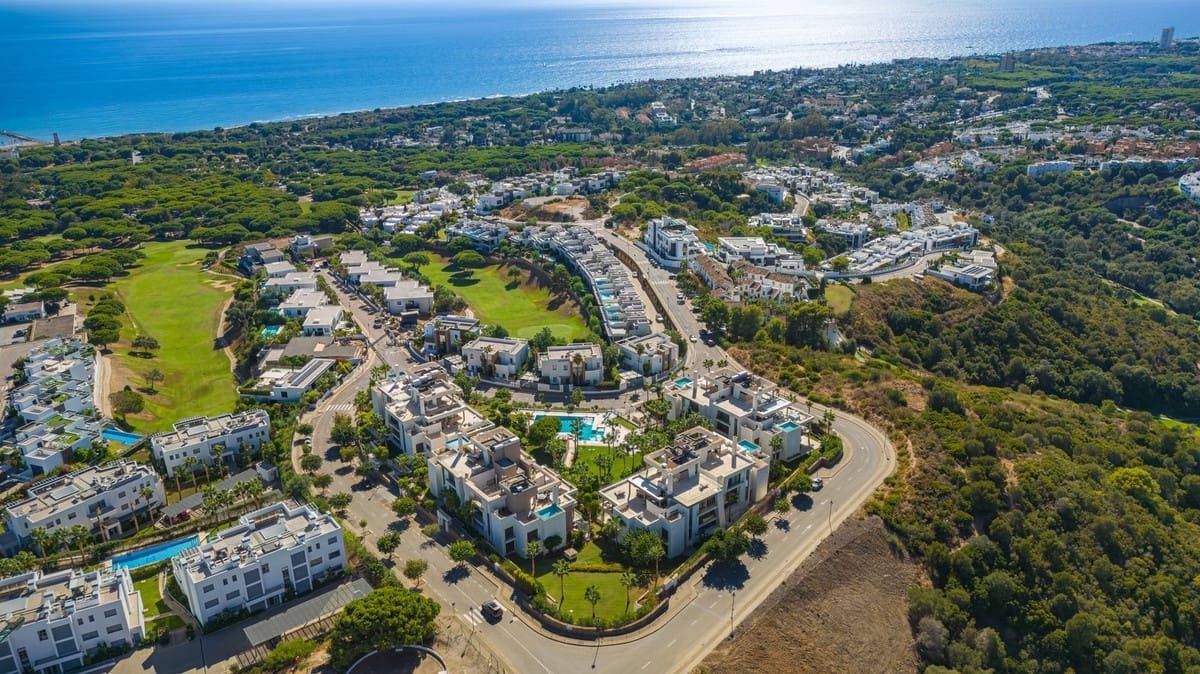 2 bedroom Apartment for sale in Cabopino with pool garage - € 799,000 (Ref: 10113419)