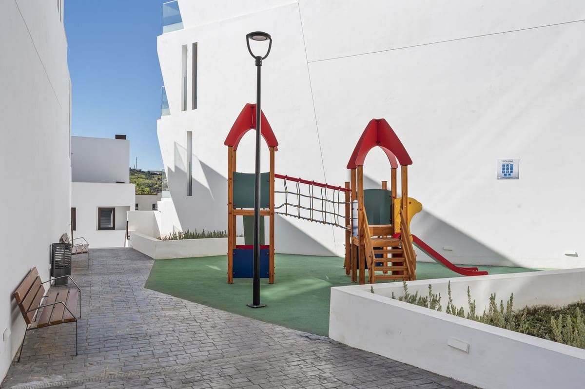 2 Zimmer Apartment zu verkaufen in Estepona mit Pool Garage - 450.000 € (Ref: 10148267)
