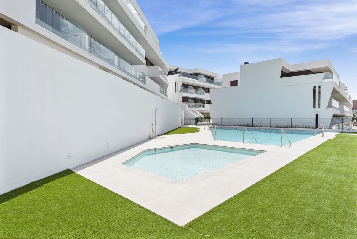 2 Zimmer Apartment zu verkaufen in Estepona mit Pool Garage - 450.000 € (Ref: 10148267)