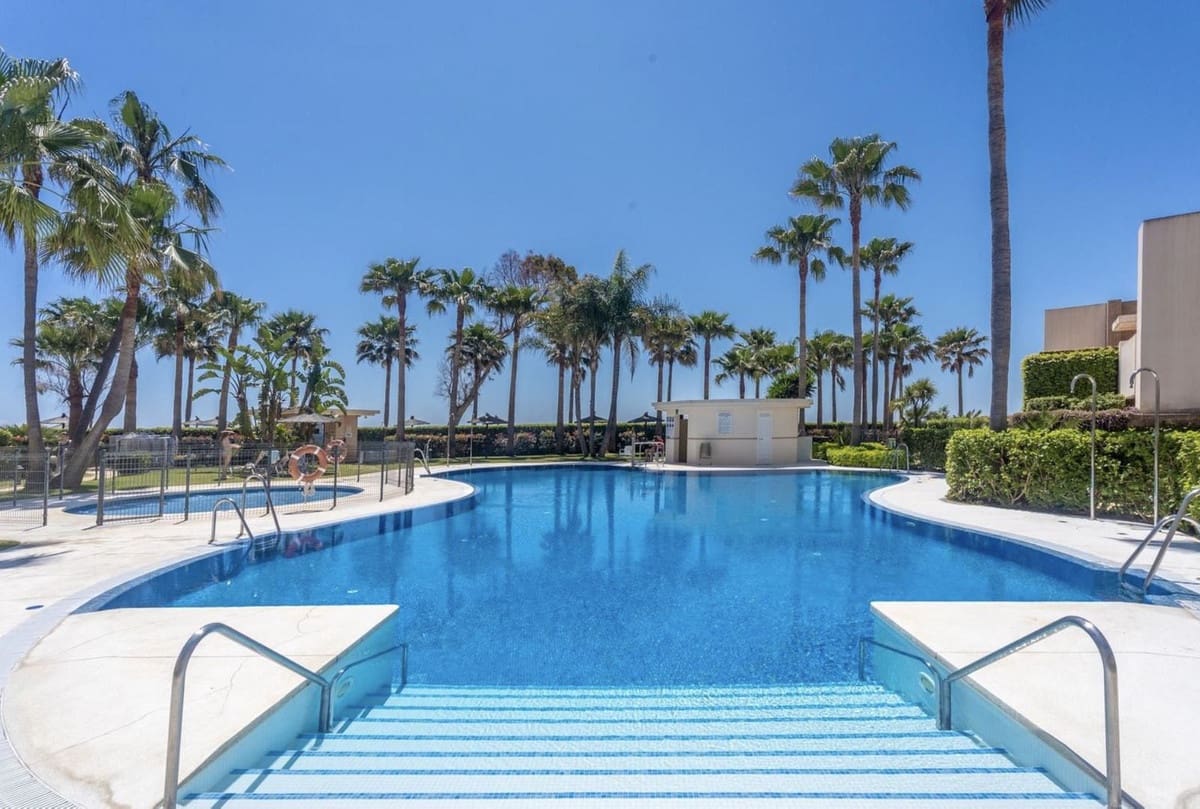 2 sovrum Lägenhet till salu i Estepona med pool - 630 000 € (Ref: 9022670)