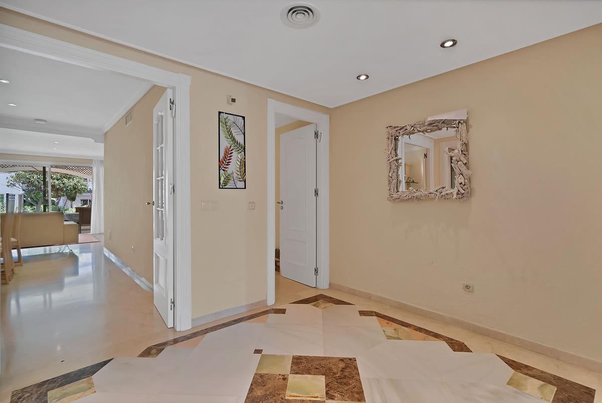 2 soveværelse Lejlighed til salg i New Golden Mile med swimmingpool - € 625.000 (Ref: 9022686)