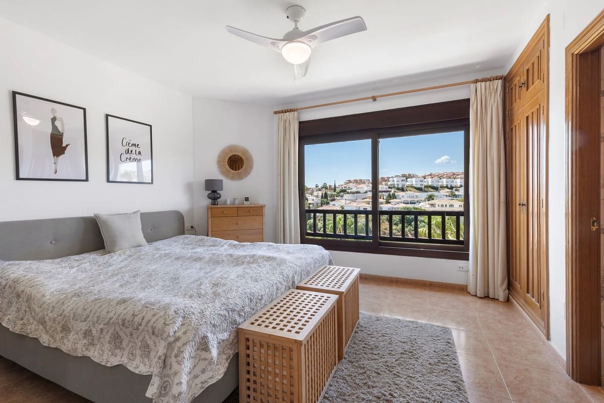 Chalet de 4 habitaciones en Riviera del Sol en venta con piscina - 698.000 € (Ref: 9022709)