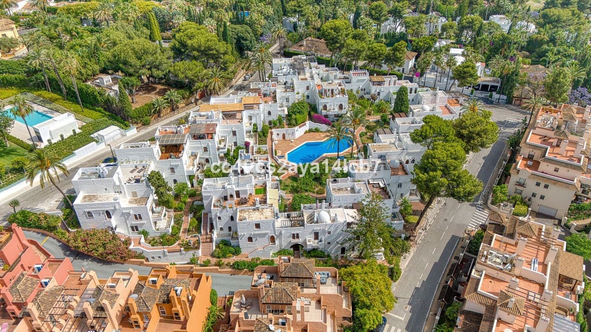 3 soveværelse Byhus til salg i Nueva Andalucia med swimmingpool - € 795.000 (Ref: 9050567)