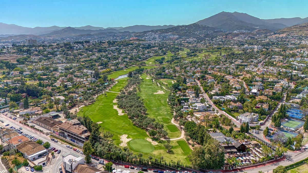 3 soveværelse Byhus til salg i Nueva Andalucia med swimmingpool - € 795.000 (Ref: 9050567)