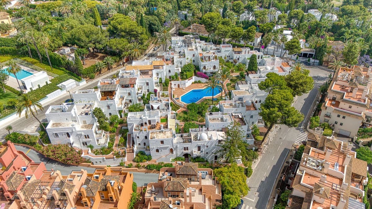 3 soveværelse Byhus til salg i Nueva Andalucia med swimmingpool - € 795.000 (Ref: 9050567)