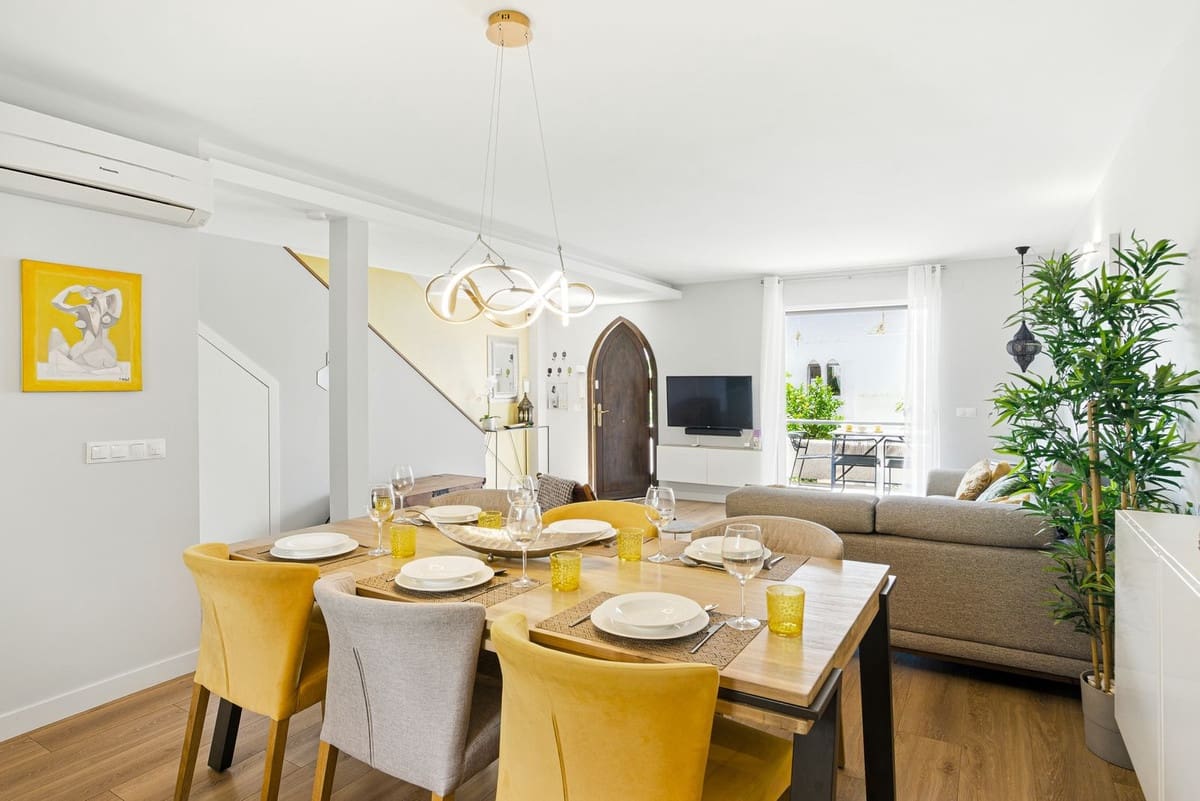 3 soveværelse Byhus til salg i Nueva Andalucia med swimmingpool - € 750.000 (Ref: 9050567)