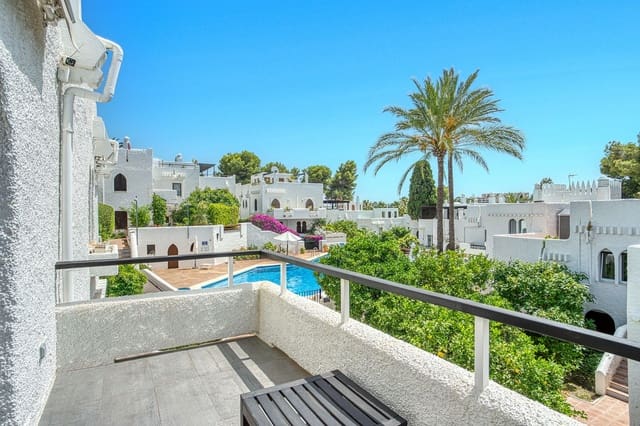 3 sypialnia Dom na sprzedaż w La Dama de Noche - La Alzambra, Marbella z basenem - 750 000 € (Ref: 9050567)