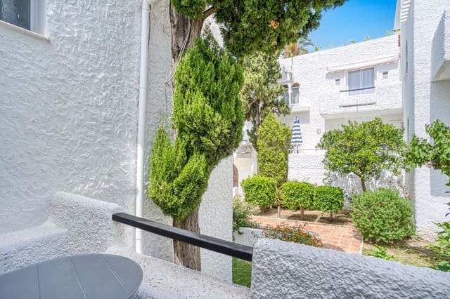 3 sypialnia Dom na sprzedaż w La Dama de Noche - La Alzambra, Marbella z basenem - 750 000 € (Ref: 9050567)