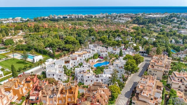 3 sypialnia Dom na sprzedaż w La Dama de Noche - La Alzambra, Marbella z basenem - 750 000 € (Ref: 9050567)