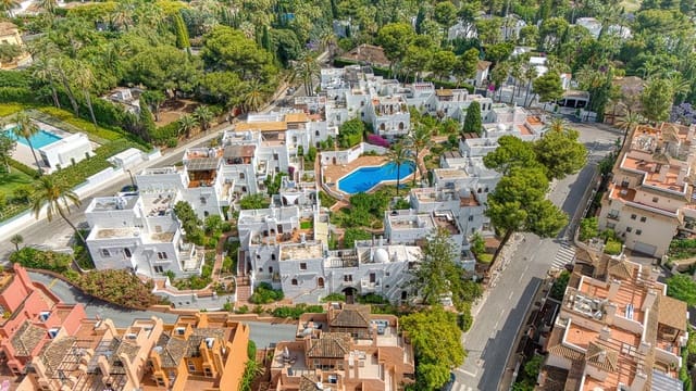3 sypialnia Dom na sprzedaż w La Dama de Noche - La Alzambra, Marbella z basenem - 750 000 € (Ref: 9050567)