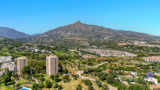 3 sypialnia Dom na sprzedaż w La Dama de Noche - La Alzambra, Marbella z basenem - 750 000 € (Ref: 9050567)