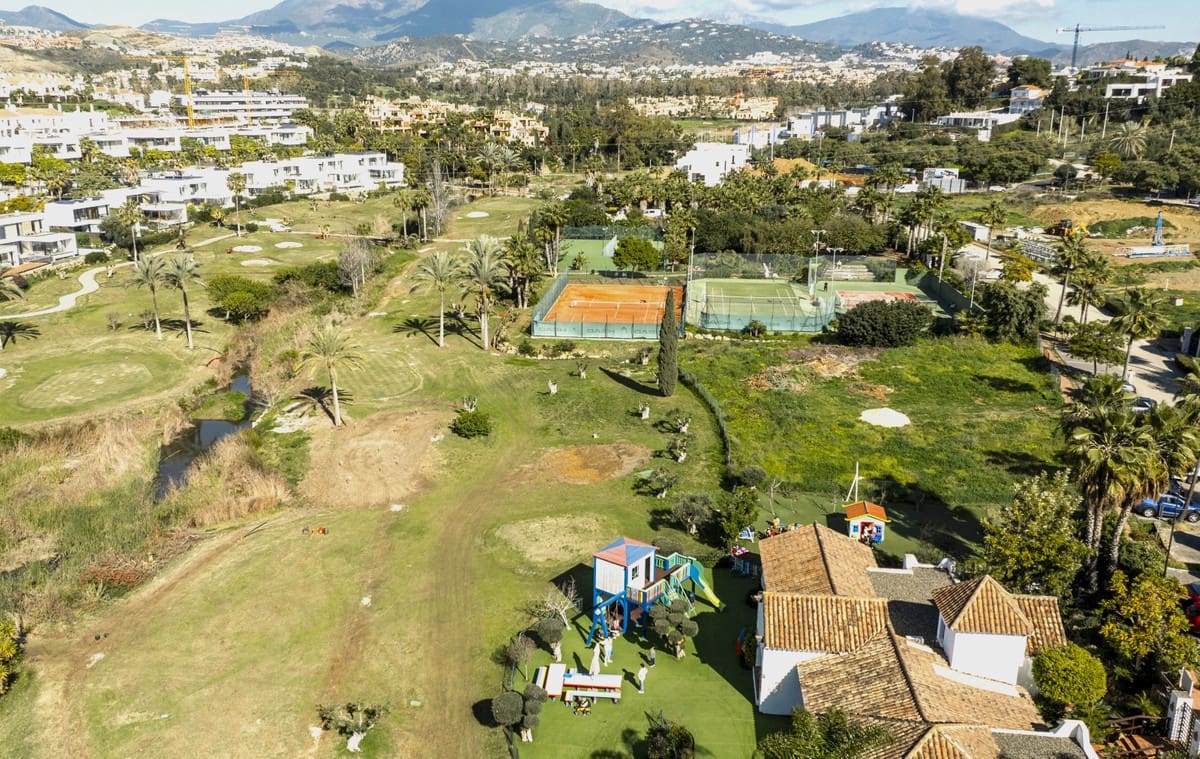 5 bedroom Villa for sale in Estepona with pool - € 1,950,000 (Ref: 9109661)