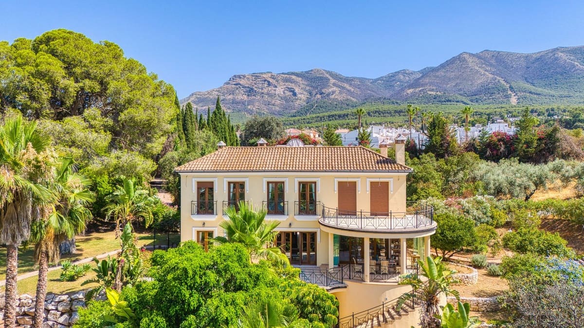 6 bedroom Villa for sale in Alhaurin el Grande with pool - € 2,200,000 (Ref: 9136136)