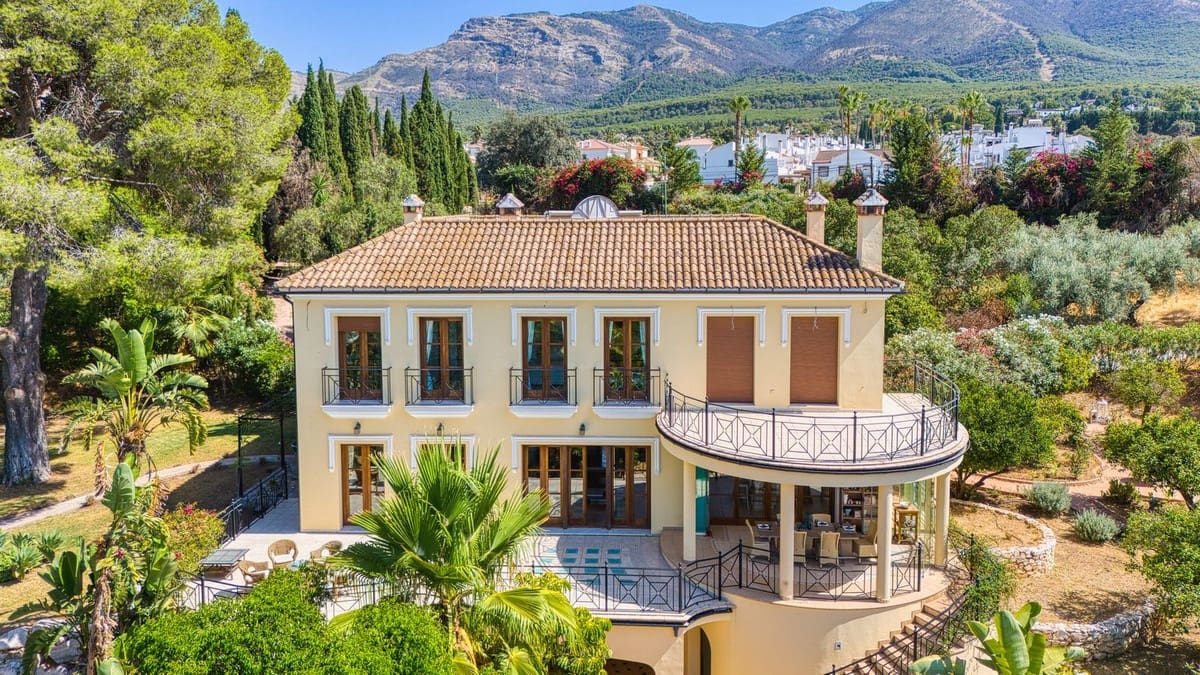 6 bedroom Villa for sale in Alhaurin el Grande with pool - € 2,200,000 (Ref: 9136136)