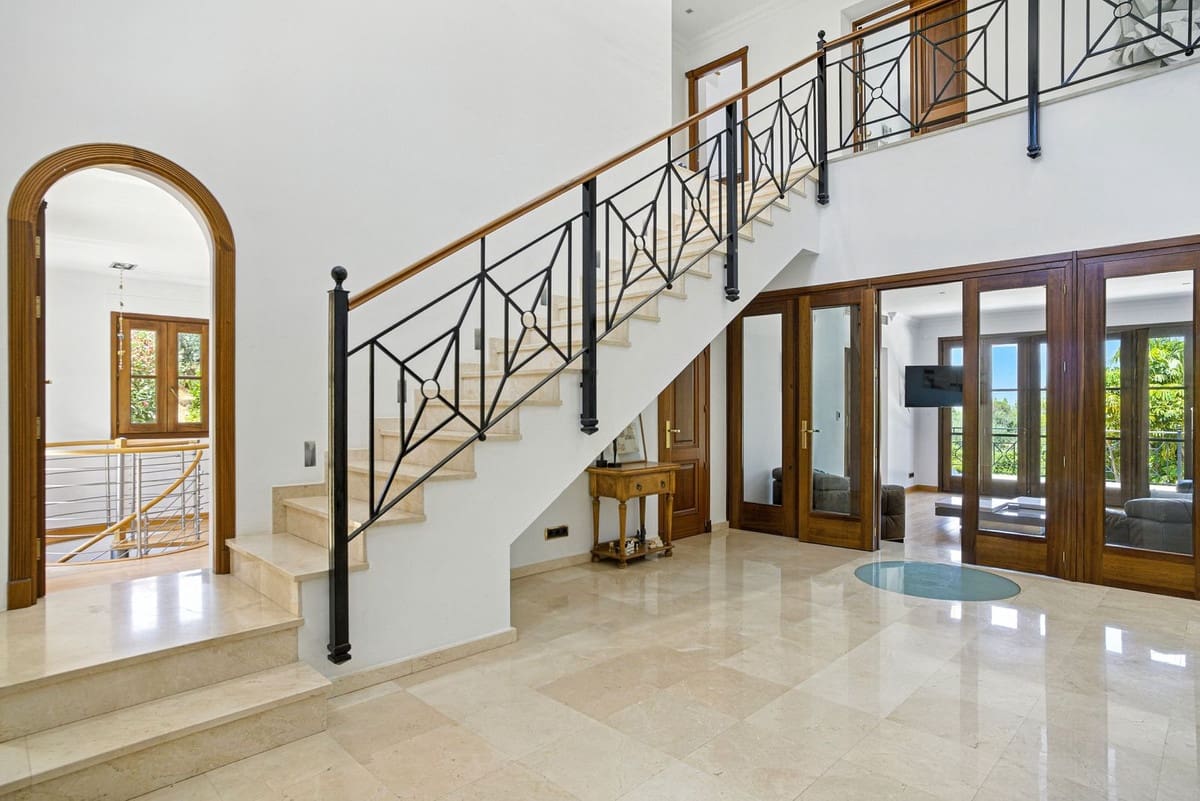 6 bedroom Villa for sale in Alhaurin el Grande with pool - € 2,200,000 (Ref: 9136136)