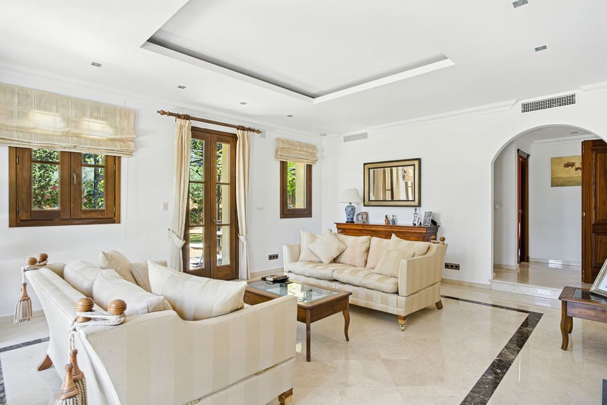 6 bedroom Villa for sale in Alhaurin el Grande with pool - € 2,200,000 (Ref: 9136136)