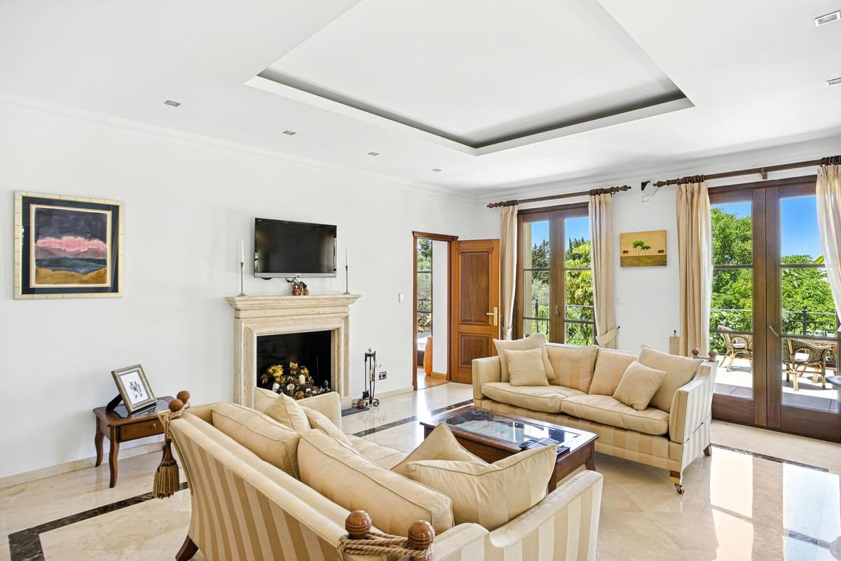 6 bedroom Villa for sale in Alhaurin el Grande with pool - € 2,200,000 (Ref: 9136136)