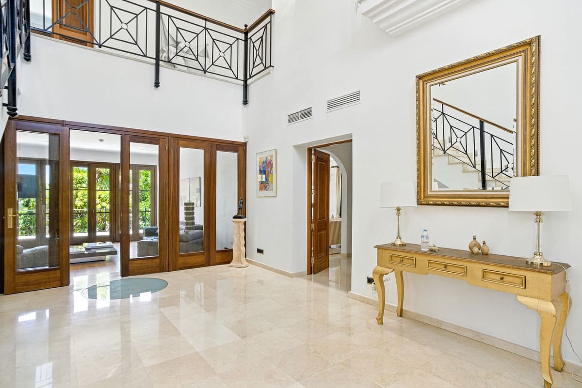 6 bedroom Villa for sale in Alhaurin el Grande with pool - € 2,200,000 (Ref: 9136136)