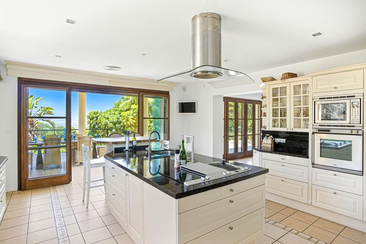 6 bedroom Villa for sale in Alhaurin el Grande with pool - € 2,200,000 (Ref: 9136136)