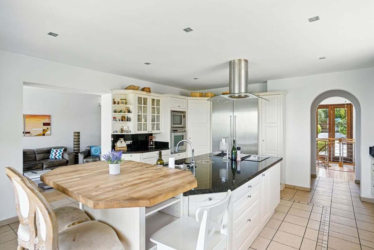 6 bedroom Villa for sale in Alhaurin el Grande with pool - € 2,200,000 (Ref: 9136136)