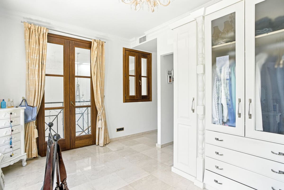 6 bedroom Villa for sale in Alhaurin el Grande with pool - € 2,200,000 (Ref: 9136136)