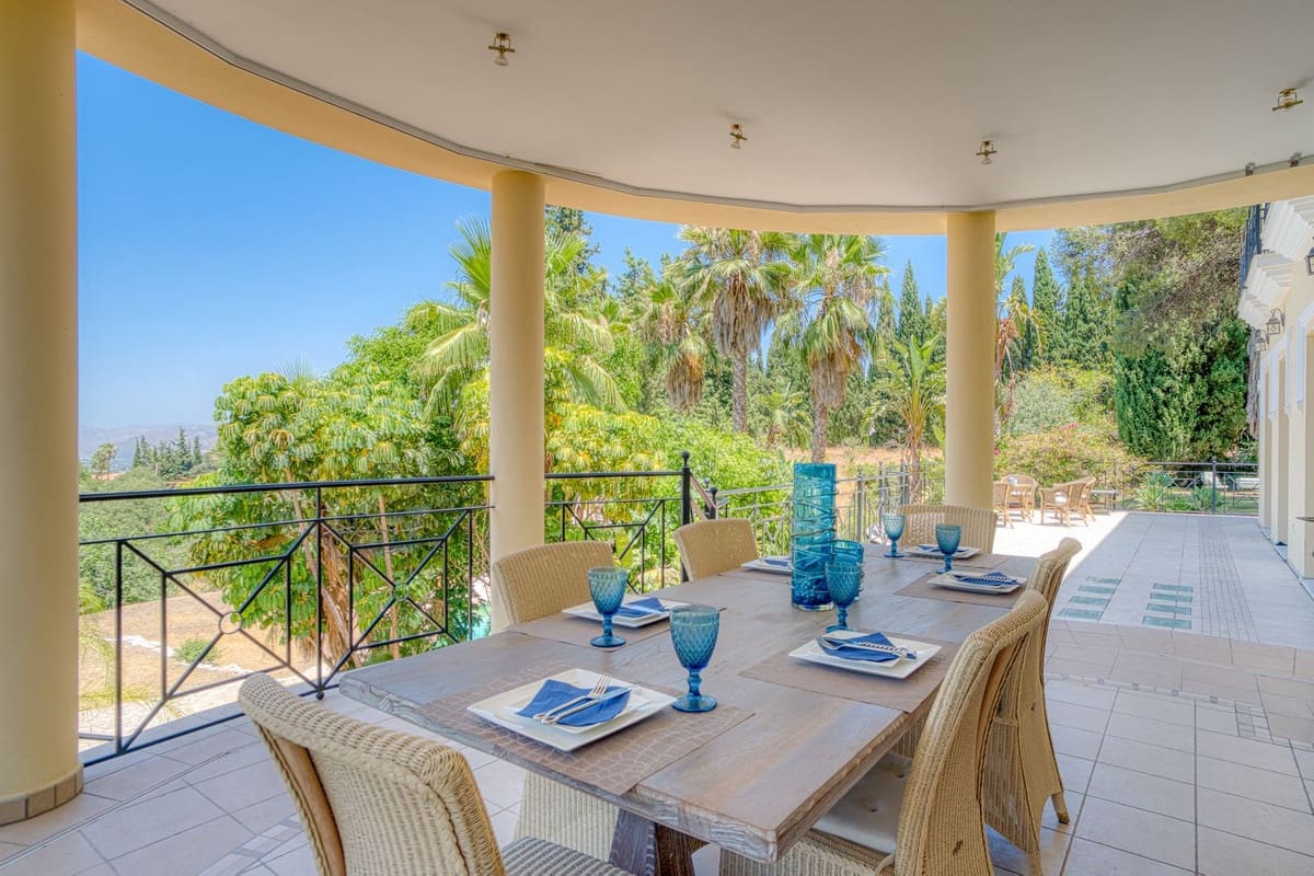 6 bedroom Villa for sale in Alhaurin el Grande with pool - € 2,200,000 (Ref: 9136136)
