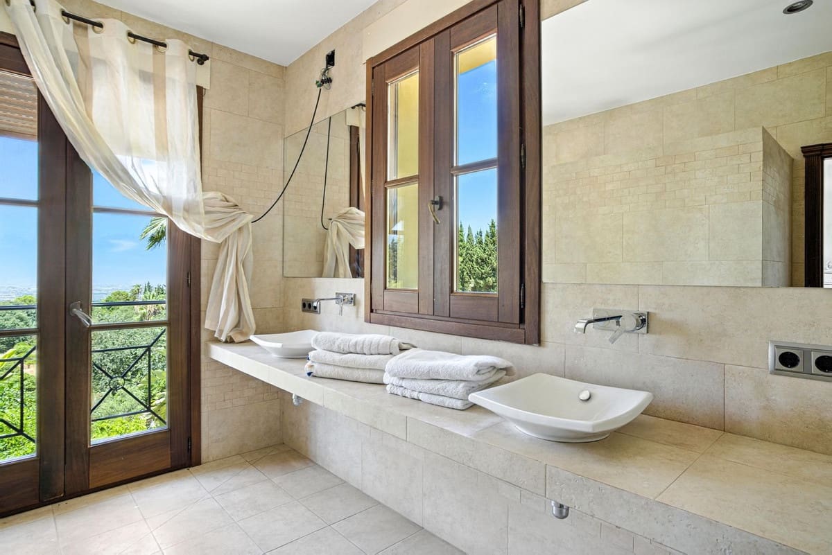6 bedroom Villa for sale in Alhaurin el Grande with pool - € 2,200,000 (Ref: 9136136)