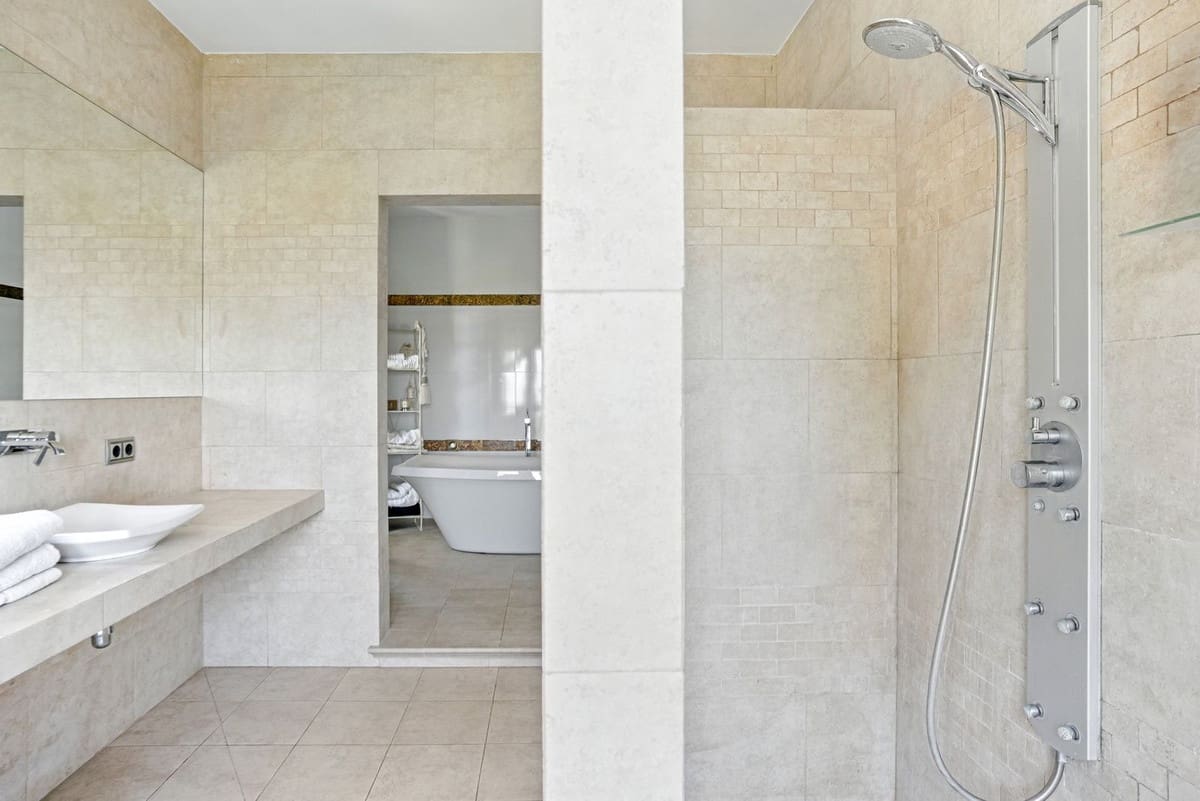 6 bedroom Villa for sale in Alhaurin el Grande with pool - € 2,200,000 (Ref: 9136136)